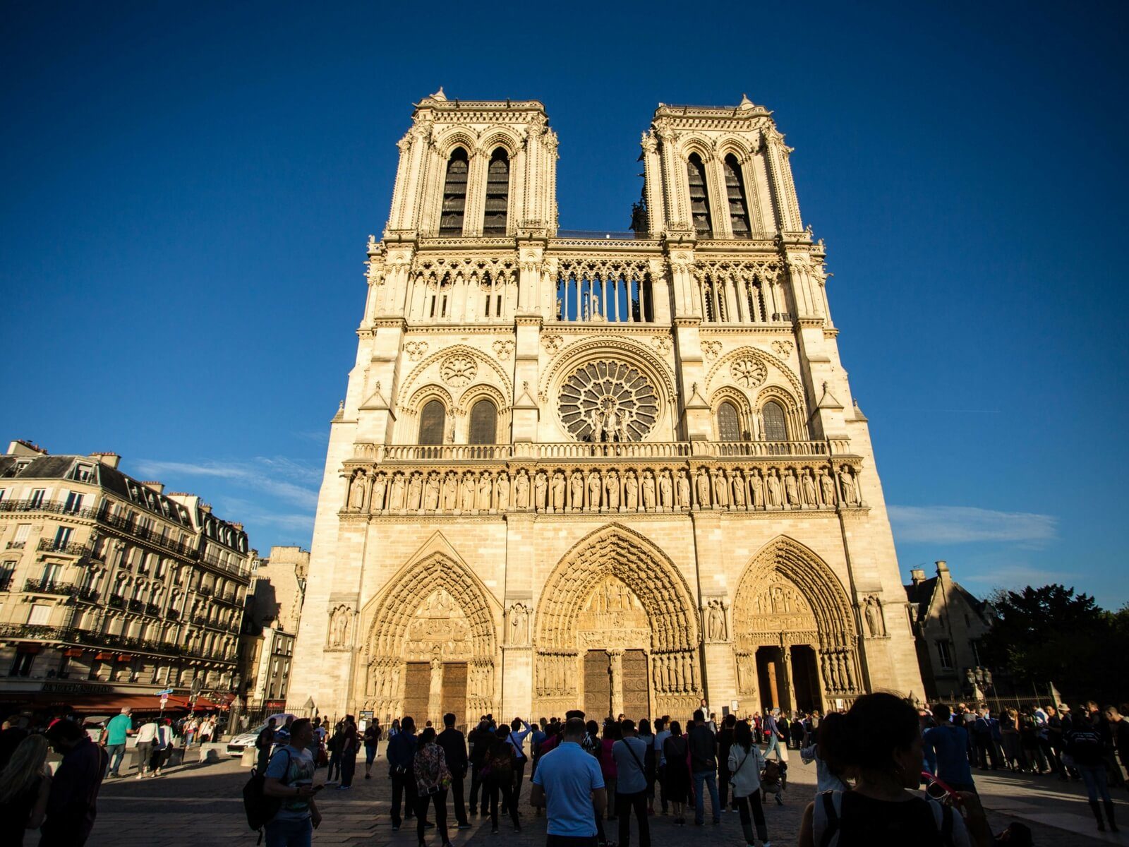 du-lich-chau-au-nha-tho-Notre-Dame-aussie-travel